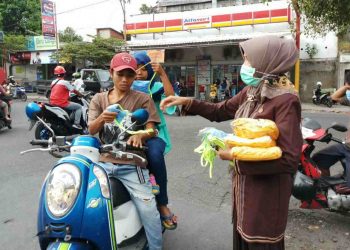 Camat Selong Distribusikan APD, Masyarakat Diimbau Tetap Waspada