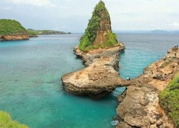 Keindahan Panorama Pantai Tanjung Bloam