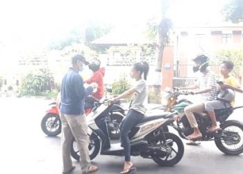 Peduli Covid-19, LDC Bagikan APD Ke Pengguna Jalan