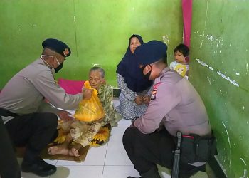 Brimob Kompi Labuhan Haji Bagikan Sembako