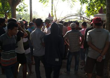 Ratusan Warga Bagik Payung Selatan Demo Kantor Desa