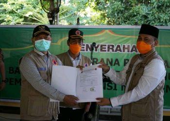 Kepala BPBD Provinsi NTB Menyerahkan Bantuan Kepada Pemda Lombok Timur