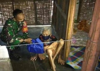 Ramadlan Ditengah Pandemi Covid-19, Kodim Loteng Bagi-bagi Sembako