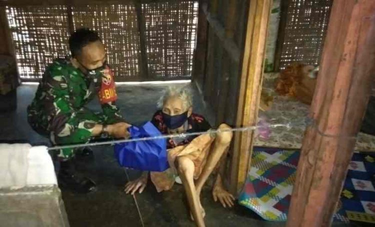 Ramadlan Ditengah Pandemi Covid-19, Kodim Loteng Bagi-bagi Sembako