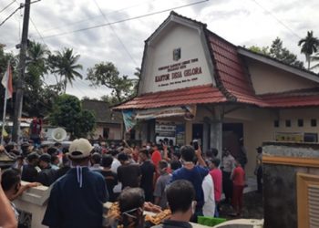 Kades Gelora Didemo Ratusan Warganya Dituntut Tanggalkan Jabatannya