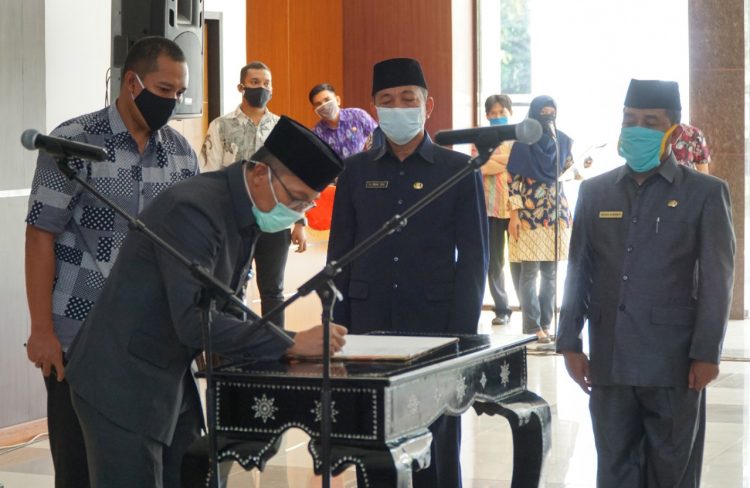 Sekda Lotim Lantik 12 Pejabat Eselon Ditengah Pandemi Covid-19