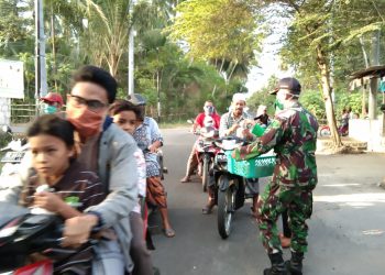 Koramil 01 / Selong Wilayah Pos Dan Ramil Suralaga Berbagi Takjil Geratis