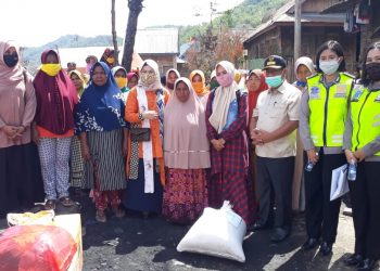 Kapolres Bima AKBP GUNAWAN TRI HATMOYO  S. I.K Sumbangkan Sembako Kepada Korban Kebakaran Rumah