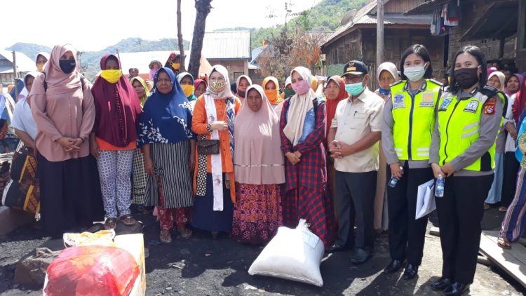 Kapolres Bima AKBP GUNAWAN TRI HATMOYO  S. I.K Sumbangkan Sembako Kepada Korban Kebakaran Rumah