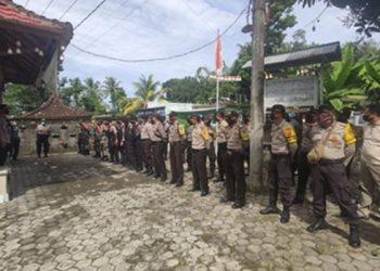 Polres Lotim Berikan Pengamanan Warga Desa Gelora Yang Datang Serbu Kantor Desa Soal Bansos‎