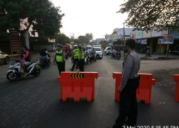Polsek Masbagik Lakukan Rekayasa Lalu Lintas Untuk Cegah Penularan Covid-19