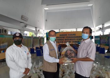 AMNT Serahkan Bantuan Ratusan Peket Sembako dan APD Ke Satgas Covid Lotim