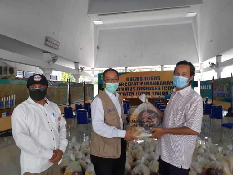 AMNT Serahkan Bantuan Ratusan Peket Sembako dan APD Ke Satgas Covid Lotim