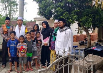Kapolres Lotim Berikan Santunan Pada Anak Yatim Di Desa Gelora.