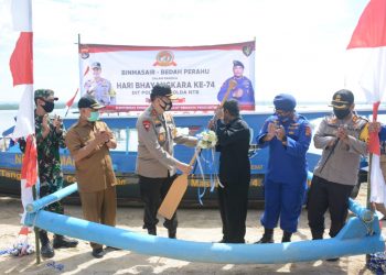 Kapolda NTB Serahkan Bantuan Perahu Bagi Siswa Di Dusun Gili Ree‎