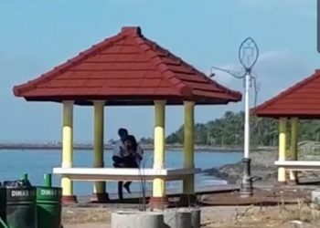 Sepasang Kekasih Mesum Di Berugak Pantai Suryawangi‎