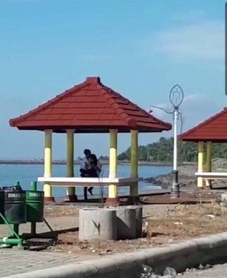 Sepasang Kekasih Mesum Di Berugak Pantai Suryawangi‎