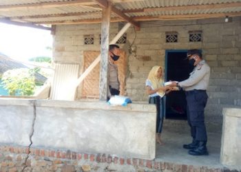 Polres Lotim dan Polsek Jajaran Gencarkan Penyaluran Beras Mabes Polri