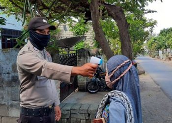 Bhabinkamtibmas di Polsek Keruak Bagikan APD Ke Warga‎