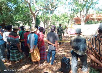 Mayat Ketua BKD Desa Wakan Di Autopsi