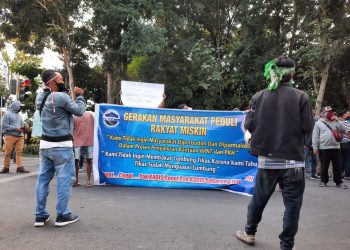 Ratusan Warga Selatan Demo Tuntut Kadis Sosial Lotim Dicopot !!!