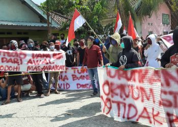 Ratusan Warga Montong Baan Selatan Demo Kadesnya