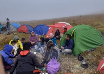 Santri  Ponpes Din Asyari Desa Perigi Lotim, Melaksanakan MPLS Dipuncak Gunung Padang Savana Pepadak Aik Pait