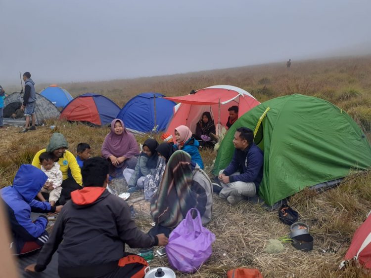 Santri  Ponpes Din Asyari Desa Perigi Lotim, Melaksanakan MPLS Dipuncak Gunung Padang Savana Pepadak Aik Pait