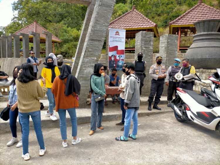 IPTU Lalu Panca Warsa,SH, Kapolsek Sembalun Bertindak Tegas Terhadap Wisatawan Yang Tidak Menggunakan Masker