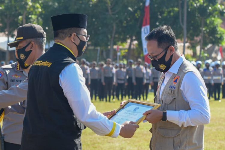 Gubernur NTB Berikan Penghargaan Kepada Tim Gugus Tugas Covid-19 Lotim
