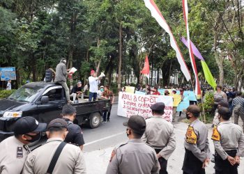 Puluhan Warga Wakan Demo Bupati Lotim