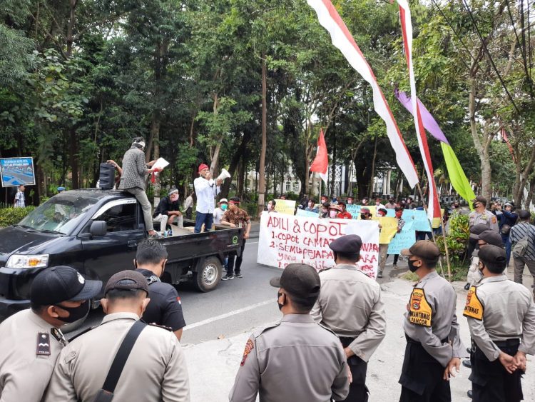 Puluhan Warga Wakan Demo Bupati Lotim