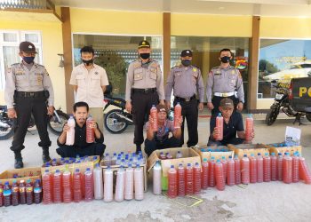 Polsek Pringgabaya Gelandang Penjual Miras Ke Kantor Polisi Bersama Barang Bukti