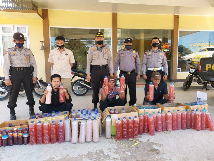 Polsek Pringgabaya Gelandang Penjual Miras Ke Kantor Polisi Bersama Barang Bukti