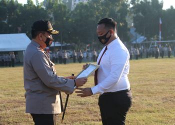 Kapolda NTB Berikan Penghargaan Kepada Kasat Reskrim Lotim