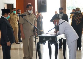 Wabup Lotim Lantik 20 Pejabat Administrator dan Pengawas