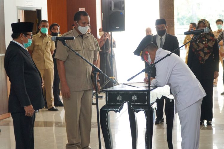 Wabup Lotim Lantik 20 Pejabat Administrator dan Pengawas