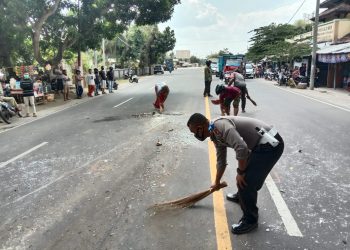 Satlantas Polres Lobar Evakuasi Korban dan Bersihkan Bekas Laka Lantas Di Jalur Lembar Sekotong