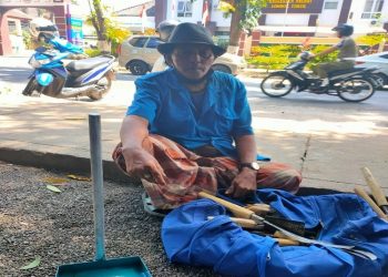 Nurani Para Jurnalis Lotim Terketuk Oleh Kakek Tua Penjual Sabit