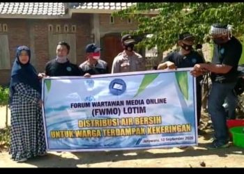 Peduli Kekeringan, FWMO Lombok Timur Distribusikan 12 Tangki Air Bersih