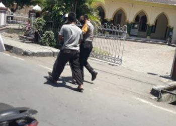 Apes, Dua Pelaku Jambret Di Lotim Babak Belur Dihakimi Massa