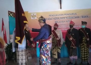 Cucu Pahlawan Nasional Dikukuhkan Menjadi Ketua Majlis Adat Kerajaan Nusantara NTB