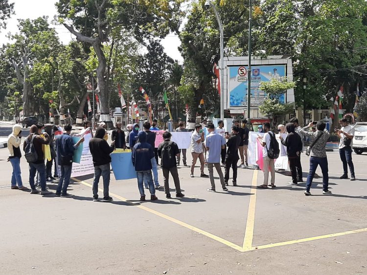 Puluhan Pemuda dan Mahasiswa Di NTB Turun Aksi Tolak Deklarasi KAMI