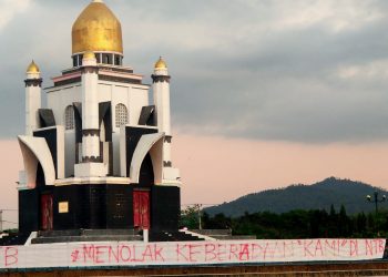 Spanduk Terbentang Di Bundaran GMS Gerung Tolak Keberadaan KAMI