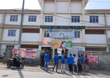 Kampus‎ Mantan Bupati Lotim Dilempari Batu dan Telur Saat Mahasiswa Berdemo