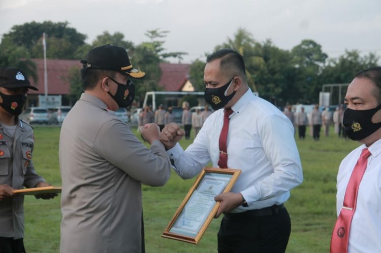 Ungkap Narkoba 3300 Gram, Mantan Kasat Reskrim Polres Lotim Dapat Penghargaan Dari Kapolda NTB