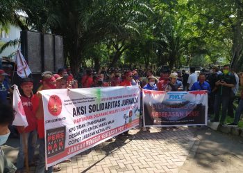 FWLT Turun Aksi Minta Ketua KPU Loteng Di Copot Dari Jabatannya