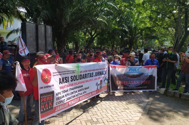 FWLT Turun Aksi Minta Ketua KPU Loteng Di Copot Dari Jabatannya