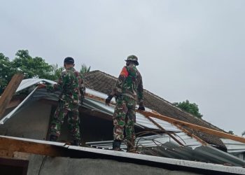 Puluhan Rumah Rusak Diterjang Hujan dan Angin, Koramil Terara Langsung Aksi