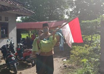 Amanah Wapres, Cakades Nomor Urut 3 Desa Bonder Gendong Ibu Ke TPS